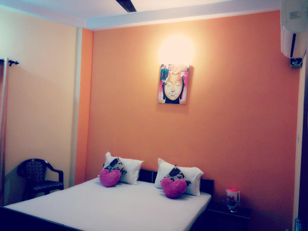 Aanvi Palace Hotel Varanasi Room photo